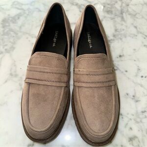 Women’s Indigo rd. Stylish, neutral color, Suede Loafer BRAND NEW
